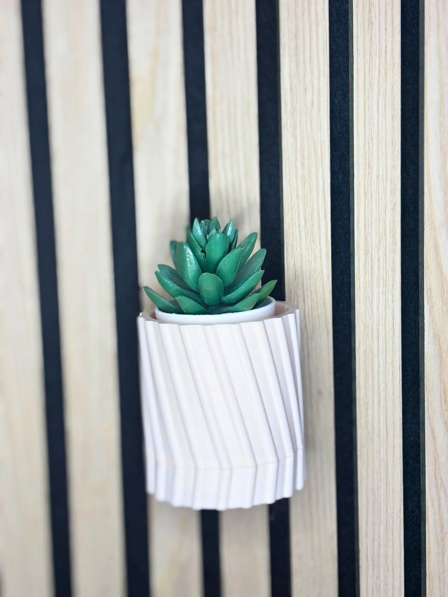 Väggmonterad blomkruka