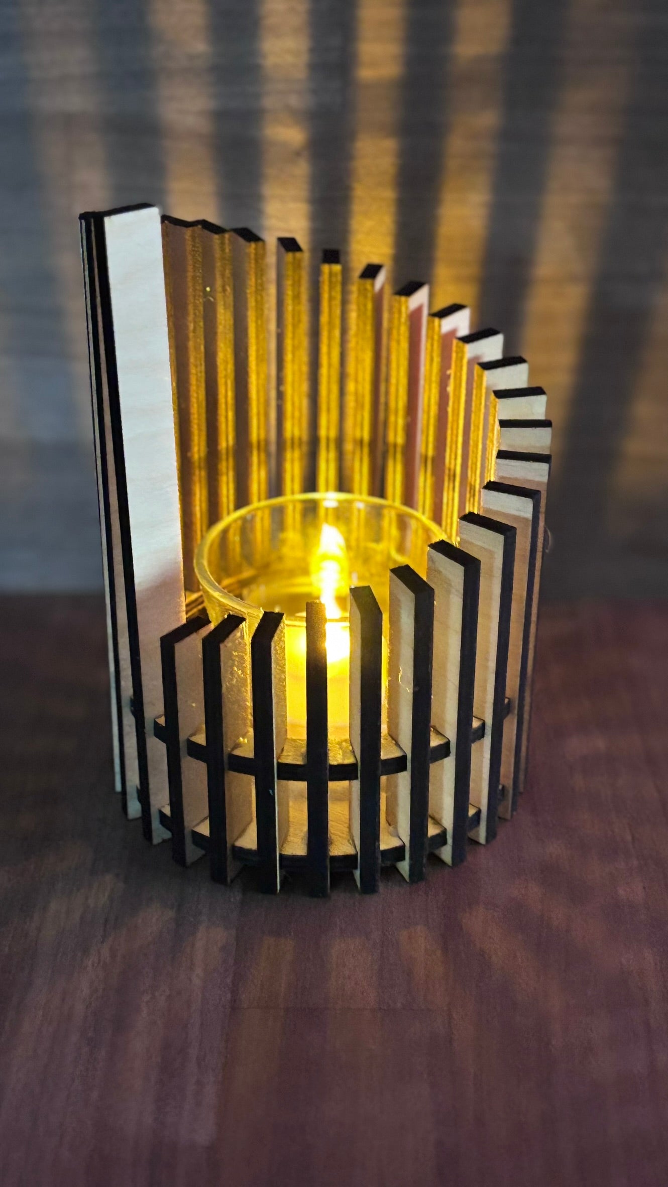 Skimrande Ljuslykta i Trä – Skapa Magi i Varje Rum! ✨