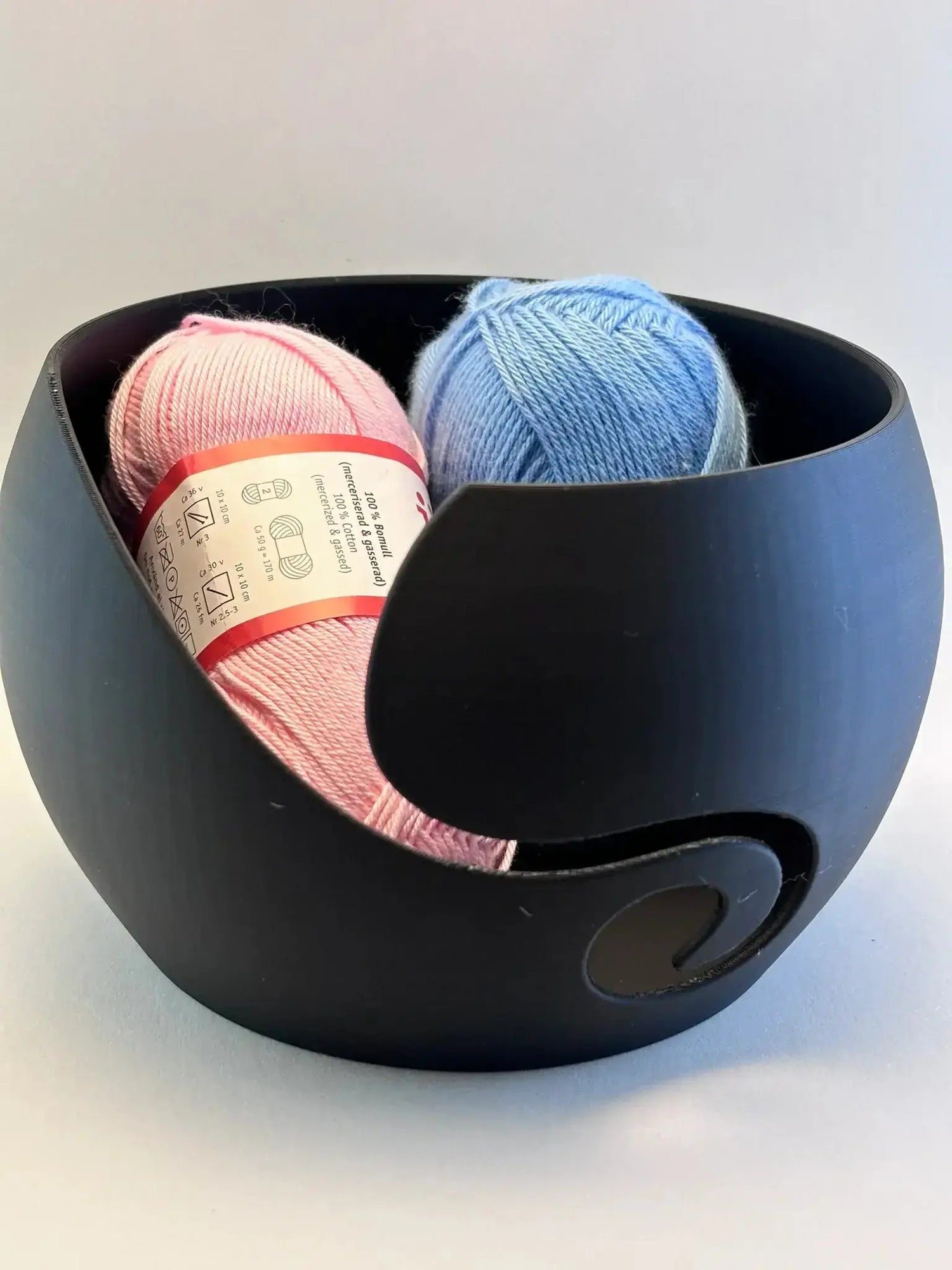 Garnskål, Designad för att hålla ordning på garnet medan du stickar.