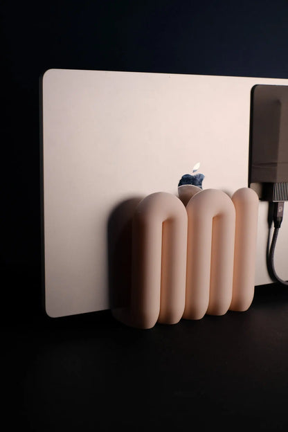 Modernt Laptopstativ | Wibble Vertikal Laptophållare för Skrivbordet 3dprintguru.se & 3dlaserbutiken.se
