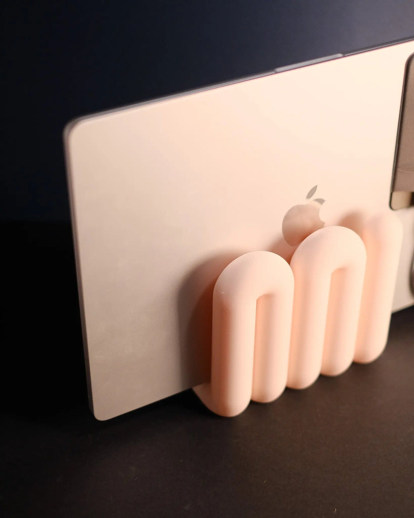 Modernt Laptopstativ | Wibble Vertikal Laptophållare för Skrivbordet 3dprintguru.se & 3dlaserbutiken.se