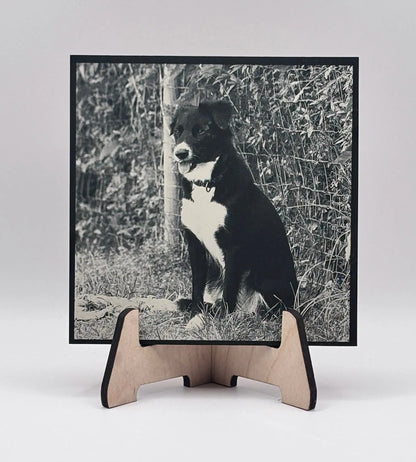 Personlig fotogravering på akryl – med trästativ 3dlaserbutiken.se