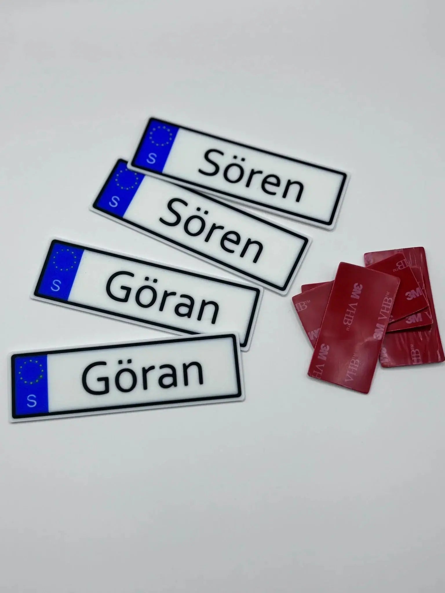 Personlig skylt till robotgräsklippare visad bredvid roboten