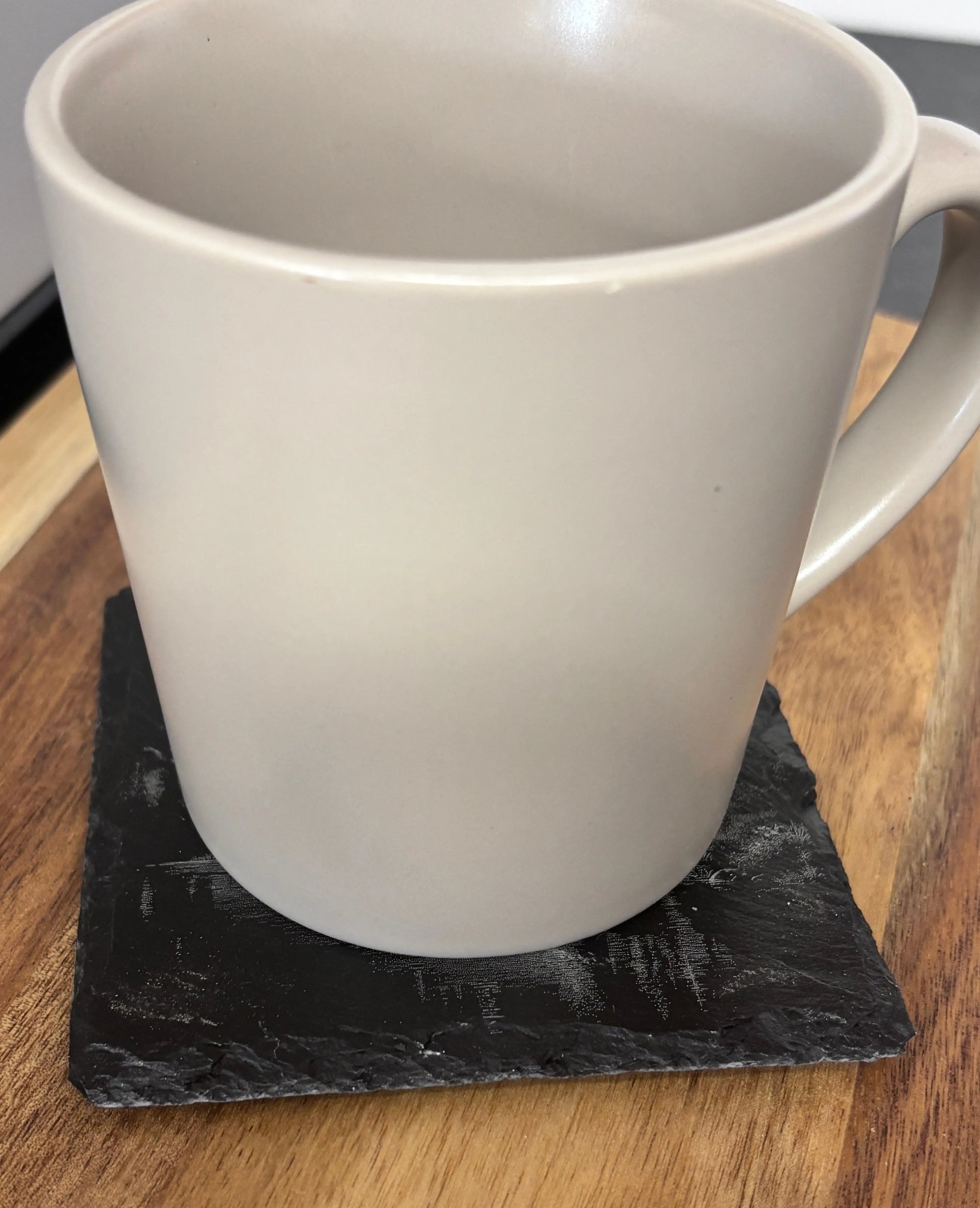 Underlägg i skiffer 4-pack – Mountain | Stilrent bordsskydd 3dprintguru.se & 3dlaserbutiken.se