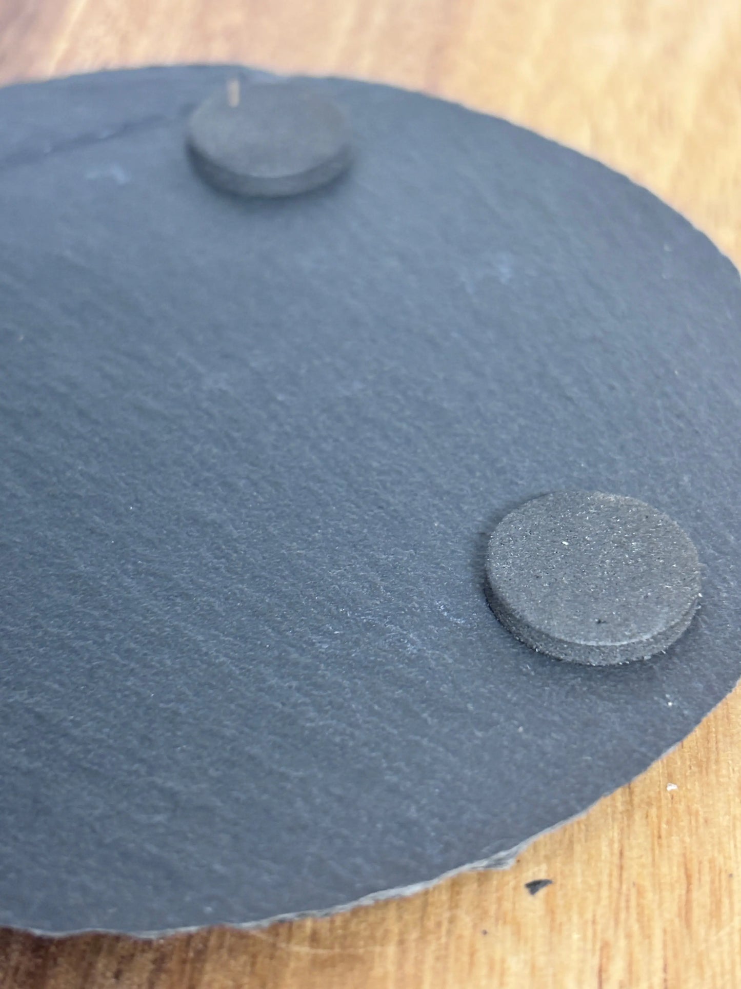 skifferunderlagg-rund-skyddande-tassar